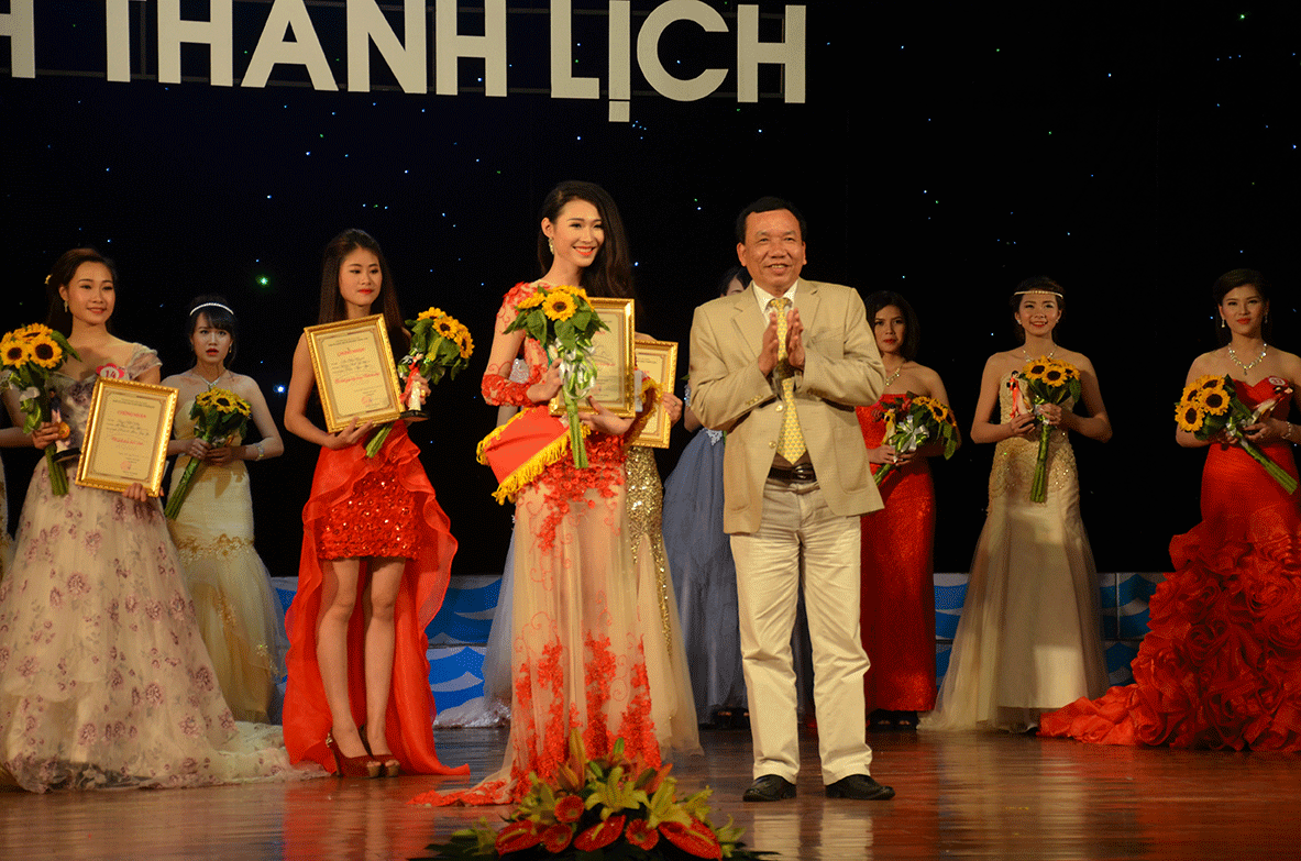 Đồng chí Bùi Văn Tân, Hiệu phó Trường Đại học Hạ Long trao giải Á khôi 2 cho thí sinh Bùi Hoàng Linh Trang