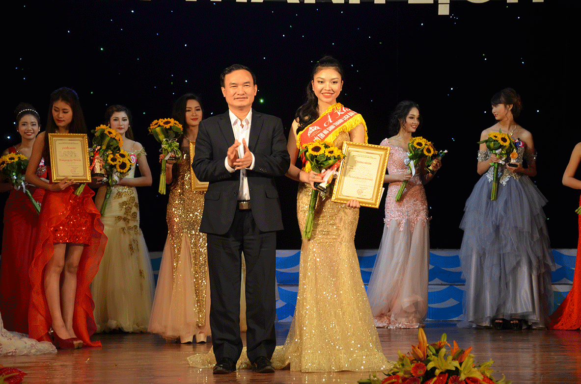 Đồng chí Trần Danh Chức, Chủ tịch LĐLĐ tỉnh trao giải Á khôi 2 cho thí sinh Phạm Ngọc Hà