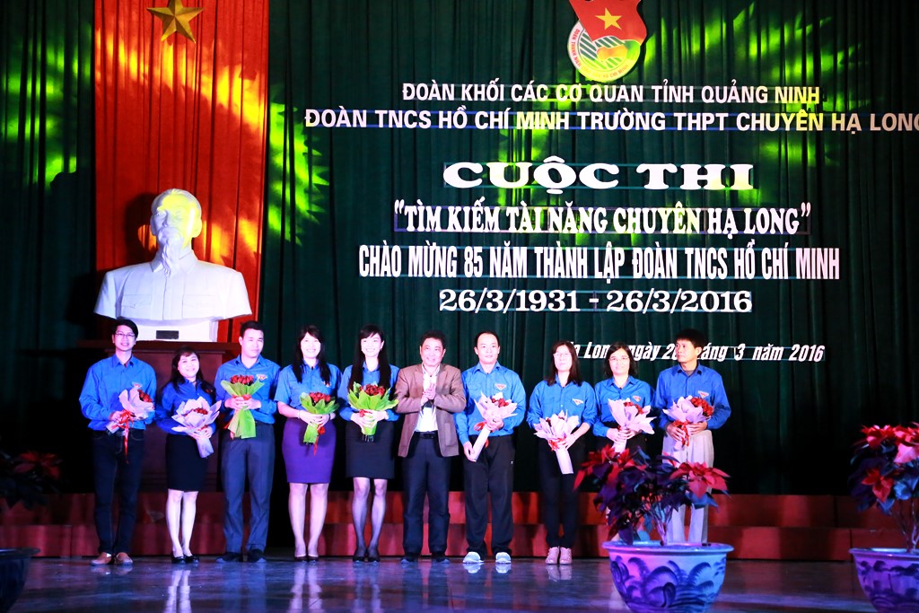 Thầy hiệu trưởng Trịnh Đình Hải tặng hoa cho các thế hệ Bí thư Đoàn thanh niên của trường.   