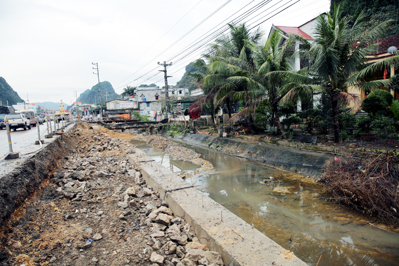 Tại khu vực phường Quang Hanh (TP Cẩm Phả), một phần suối Quang Hanh đã bị thu hẹp, lòng suối có khá nhiều đất đá ngăn dòng chảy, tiềm ẩn nguy cơ gây ngập lụt cục bộ.