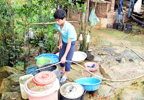 Nhà anh Nình A Nồng, thôn Khe Léng (Đại Dực) tận dụng mọi vật dụng trong nhà để trữ nước sinh hoạt.