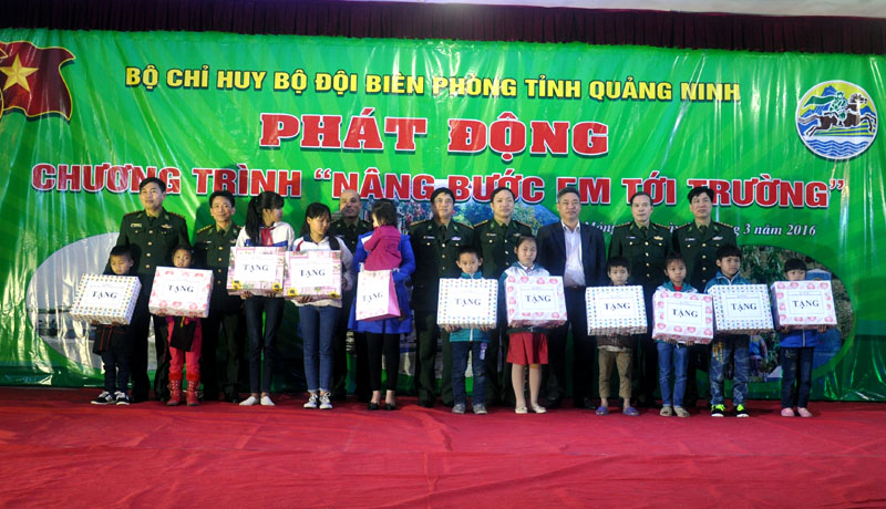 Lãnh đạo Cục Chính trị BĐBP Việt Nam, BĐBP tỉnh trao tiền hỗ trợ cho các cháu học sinh có hoàn cảnh đặc biệt khó khăn