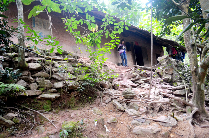 Ngôi nhà của anh Voòng Mặc Phú, thôn Khe Lẹ nằm trong vùng  có nguy cơ sạt lở cao.