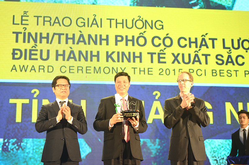 Chủ tịch UBND tỉnh Nguyễn Đức Long nhận Cup chứng nhận các địa phương dẫn đầu về PCI 2015.