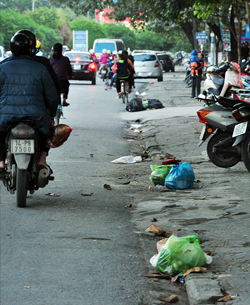 Cần sớm thay đổi "thói quen" vứt rác ra vỉa hè, lòng đường của người dân