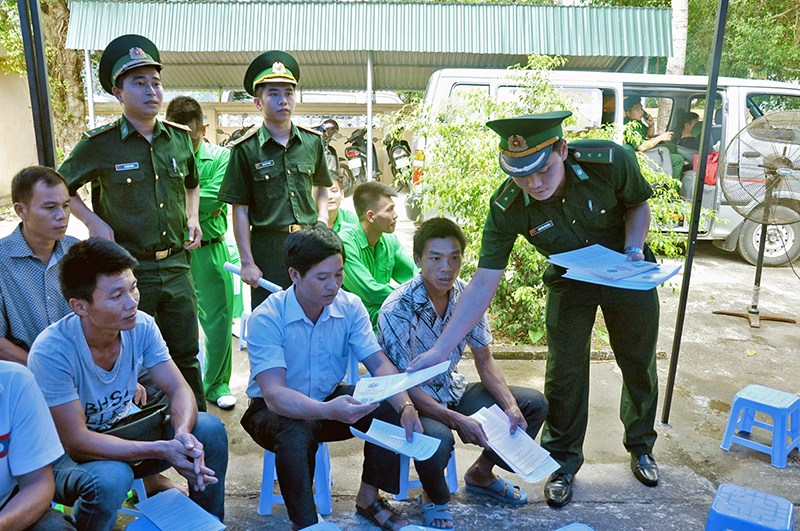 Cán bộ đồn BP Pò Hèn tổ chức tuyên truyền, phổ biến pháp luật cho nhân dân xã Hải Sơn (TP Móng Cái).