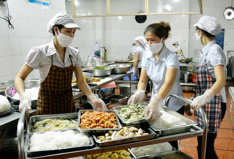 Nữ CNLĐ bộ phận đời sống Công ty CP Than Hà Lầm chuẩn bị bữa trưa cho công nhân của Công ty. Ảnh: Thanh Tùng