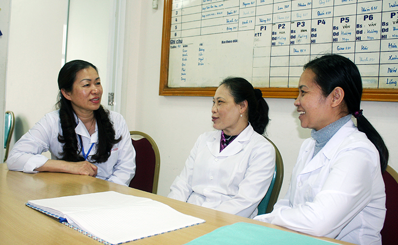 Chị Ngô Thị Quỳnh Hoa, Chủ tịch Công đoàn Bệnh viện Lao và Phổi Quảng Ninh (ngoài cùng, bên trái) trò chuyện với cán bộ, nhân viên trong Bệnh viện.