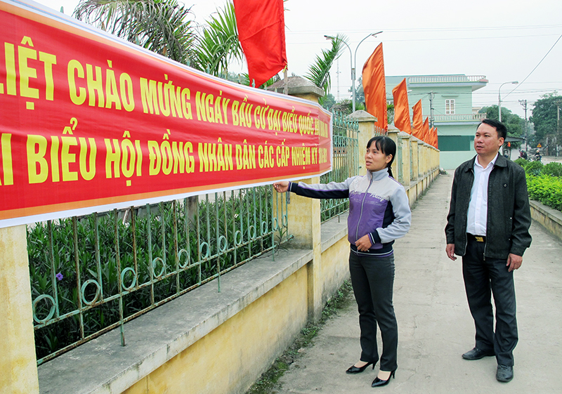 Chị Phạm Bích Ngọc, Trưởng thôn Đoàn Xá 2 đang kiểm tra công tác chuẩn bị bầu cử tại Nhà văn hoá thôn.