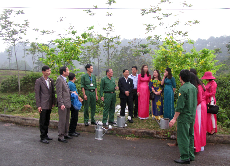Đoàn công tác chụp ảnh lưu niệm bên những cây mai vàng Yên Tử.