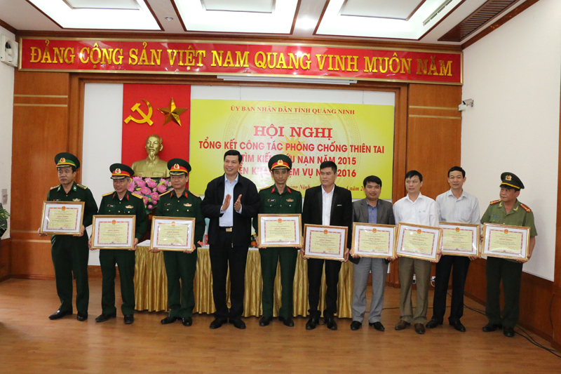 Đồng chí Nguyễn Đức Long, Chủ tịch UBND tỉnh tặng bằng khen cho các tập thể có thành tích xuất sắc trong công tác PCTT-TKCN năm 2015.
