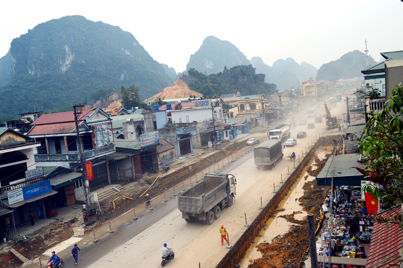 Đoạn đường đi qua khu vực tổ 3, khu 4, phường Quang Hanh (TP Cẩm Phả) bị đào hai rãnh sâu, lòng đường thu hẹp, bụi tung mù mịt. (Ảnh chụp lúc 16 giờ, ngày 31-3-2016)