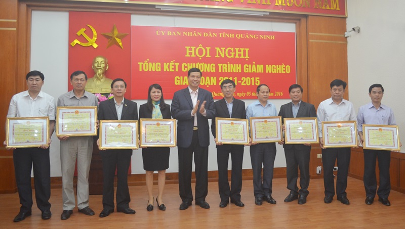 đồng chí Nguyễn Đức Long, Phó Bí thư Tỉnh ủy, Chủ tịch UBND tỉnhUBND tỉnh đã tặng bằng khen cho 17 tập thể, 11 cá nhân có thành tích xuất sắc trong triển khai thực hiện chương trình giảm nghèo giai đoạn 2011-2015.