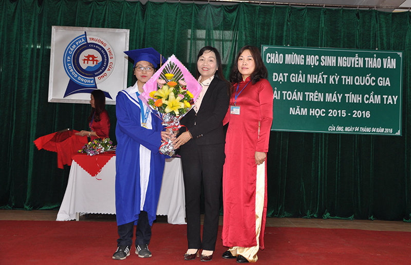 Nhà giáo ưu tú Đỗ Thị Lan, Trưởng phòng GD-ĐT TP Cẩm Phả tặng hoa chúc mừng em Nguyễn Thảo Vân, Trường THCS Cửa Ông, đạt giải nhất Cuộc thi quốc gia Giải toán trên máy tính cầm tay năm học 2015-2016.