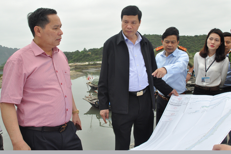 Chủ tịch UBND tỉnh Nguyễn Đức Long kiểm tra khu neo đậu tàu thuyền và nạo vét luồng Cái Xà Cong, phường Hà Phong
