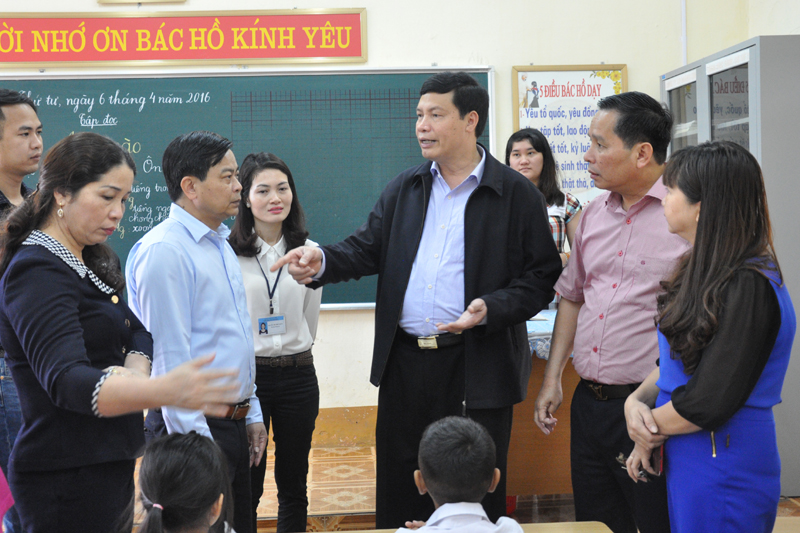 Đồng chí Nguyễn Đức Long, Chủ tịch UBND tỉnh thăm trường Tiểu học Hà Phong