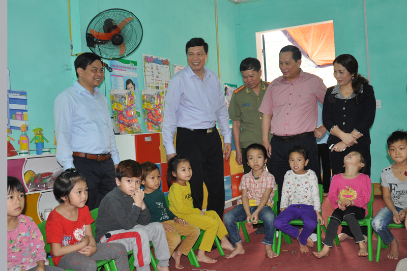 Đồng chí Nguyễn Đức Long, Chủ tịch UBND tỉnh thăm trường Mần non Hà Phong