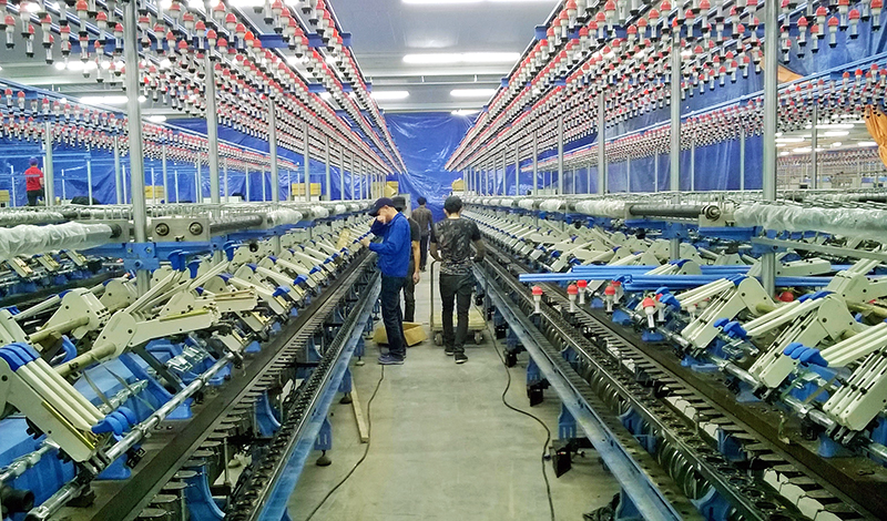 Triển khai lắp đặt máy móc tại xưởng kéo sợi số 2 của Công ty TNHH Khoa học kỹ thuật Texhong Ngân Hà.