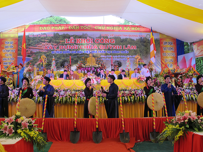 Hát quan họ chào mừng lễ khởi công chùa Quỳnh Lâm.