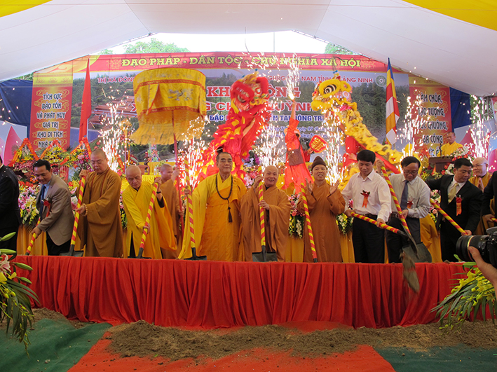 Các đại biểu động thổ khởi công xây dựng chùa Quỳnh Lâm.