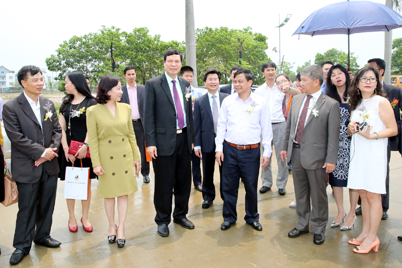 Các đồng chí lãnh đạo tỉnh, TP Hạ Long cùng đại diện Tập đoàn giáo dục KinderWorld thăm quan vị trí xây dựng Khu phức hợp giáo dục quốc tế Singapore tại Quảng Ninh
