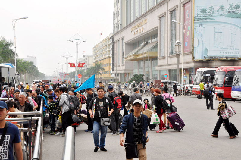 Rất đông khách du lịch qua Cửa khẩu quốc tế Móng Cái vào đầu năm nay.