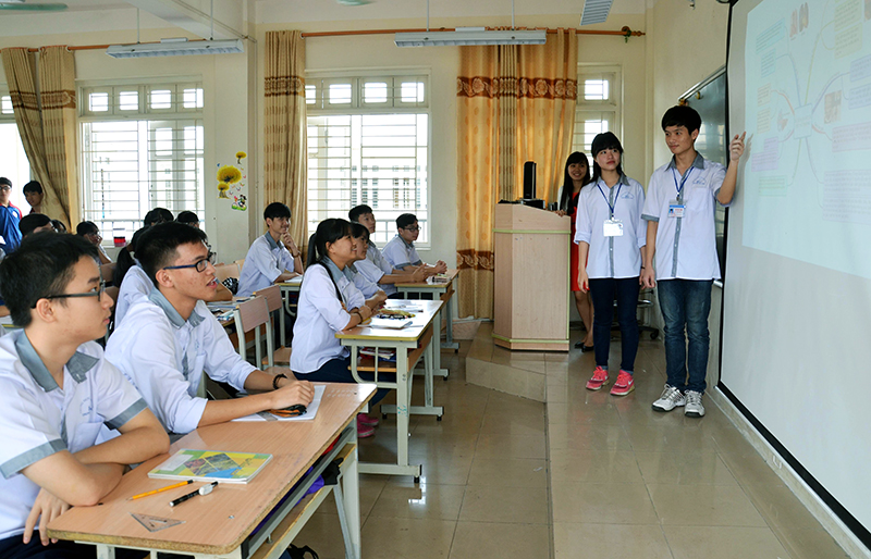 Nhóm học sinh Nguyễn Lan Phương và Vũ Hoàng Linh, lớp 10 Hoá, Trường THPT Chuyên Hạ Long thuyết trình với các bạn trong lớp về sản phẩm “Thực trạng shisha và giải pháp hạn chế sử dụng”.