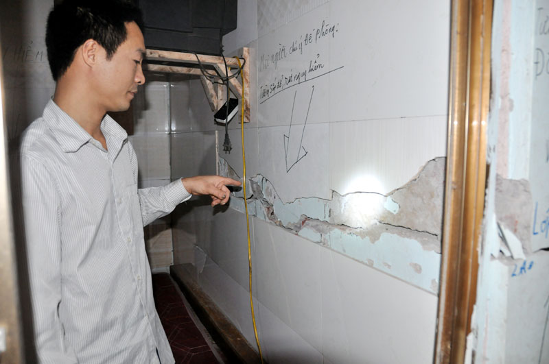 Bức tường ngăn giữa phòng ngủ và khu bếp nhà anh Nguyễn Huy Thưởng bị nứt ngang, có thể đổ sập bất cứ lúc nào.