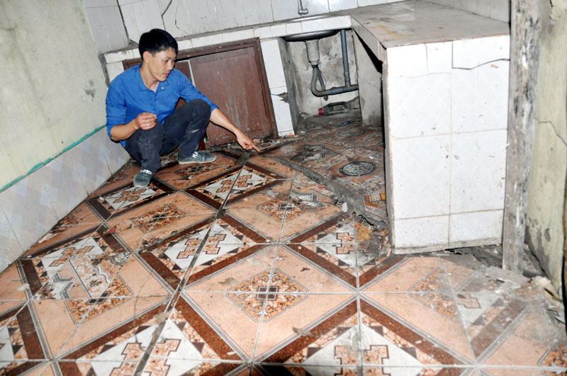 Gian bếp nhà anh Nguyễn Cao Đại bị lún nghiêng, nứt một rãnh rất to.