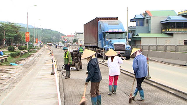 QL 18 đoạn Uông Bí – Hạ Long: Những điểm hằn lún phát sinh sẽ hoàn thành thảm lại trong tháng 5/2016