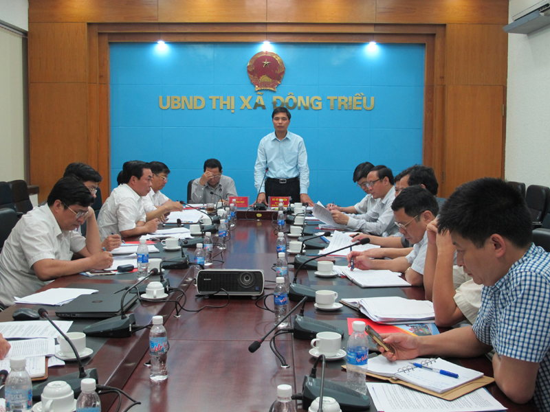  Đồng chí Vũ Văn Diện, Phó Chủ tịch UBND tỉnh phát biểu chỉ đạo tại cuộc họp.