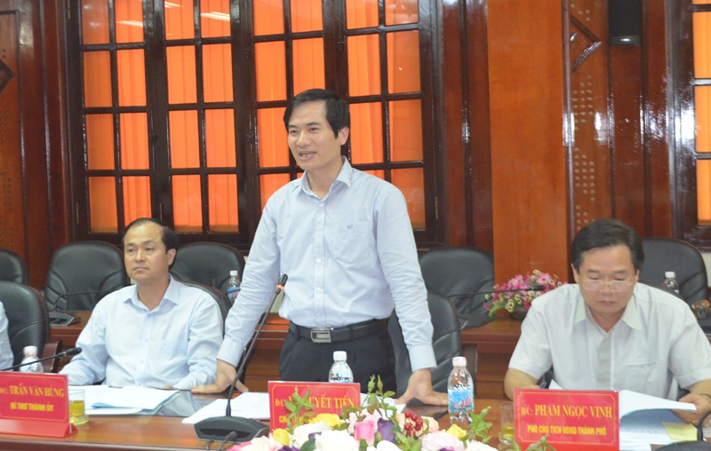 Dồng chí Nguyễn Quyết Tiến, Chủ tịch UBND thành phố Cẩm Phả phát biểu tại hội nghị