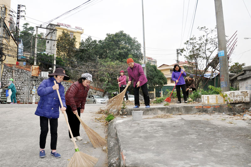 Hội viên, phụ nữ khu 10, phường Bãi Cháy (TP Hạ Long) tham gia vệ sinh khu phố.