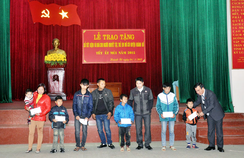 Hội Bảo trợ NTT&TMC huyện Hoành Bồ tổ chức trao sổ tiết kiệm cho trẻ mồ côi trên địa bàn huyện (tháng 2-2015).