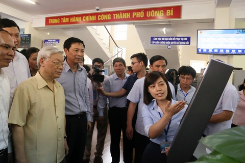 Tổng Bí thư Nguyễn Phú Trọng thăm Trung tâm hành chính công của TP Uông Bí.