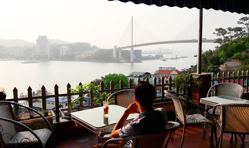 Cafe Sao Biển có tầm nhìn khoáng đạt, đẹp về phía khu du lịch Bãi Cháy, cầu Bãi Cháy.