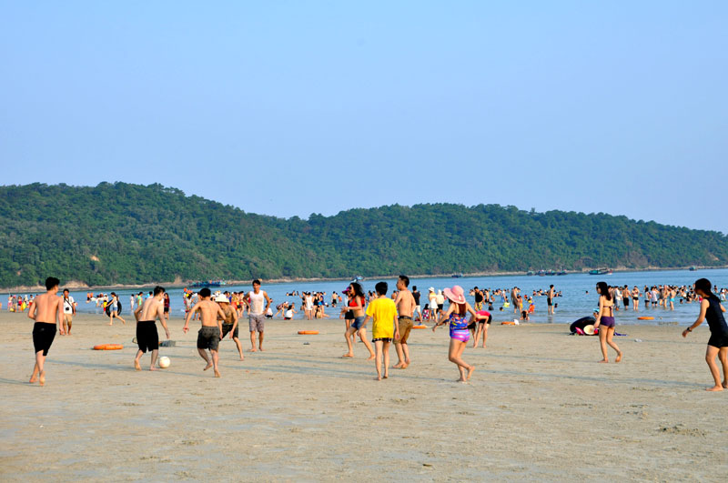 Bãi biển Vàn Chảy (Cô Tô), một điểm đến hấp dẫn thu hút khách du lịch trong dịp nghỉ lễ 30-4.
