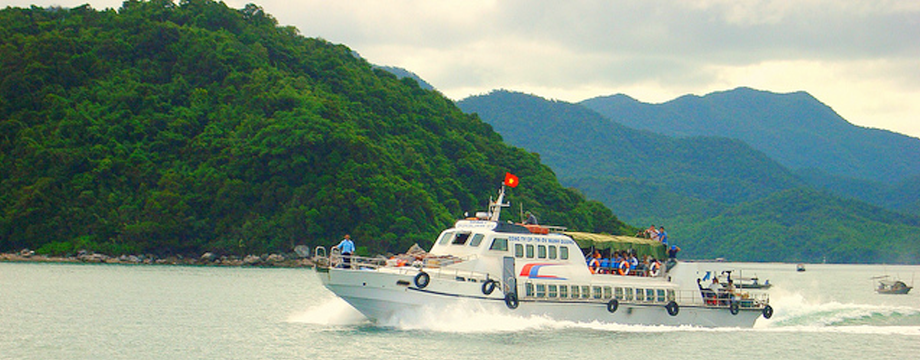 Tàu cao tốc Mạnh Quang chở khách du lịch ra Cô Tô. Ảnh: taumanhquang.com