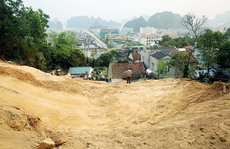 Vị trí đồi thuộc tổ 4, khu 3, phường Hồng Hải, người dân cải tạo đồi để xây dựng nhà, nguy cơ sạt lở đất xuống các hộ gia đình sống phía dưới.