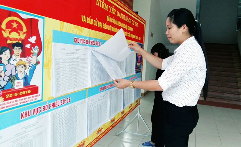 Nhân dân phường Tân An, TX Quảng Yên, kiểm tra danh sách cử tri được niêm yết tại trụ sở UBND phường.