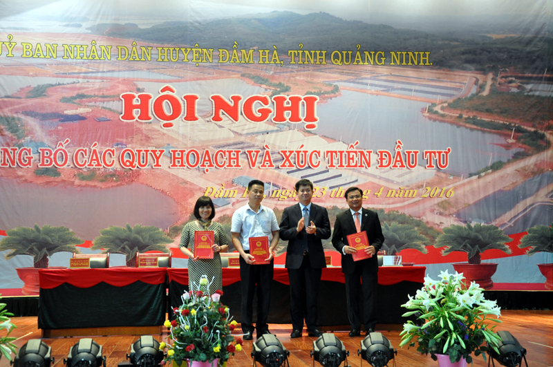 Đồng chí Lê Quang Tùng, Ủy viên dự khuyến BCH Trung ương Đảng trao quyết định đầu tư của UBND tỉnh cho các nhà đầu tư