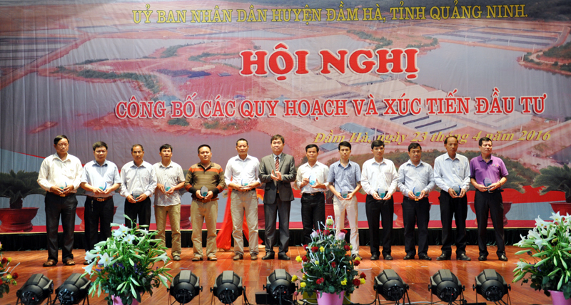 UBND huyện Đầm Hà tặng biểu trưng cho các doanh nghiệp đã đầu tư trên địa bàn huyện