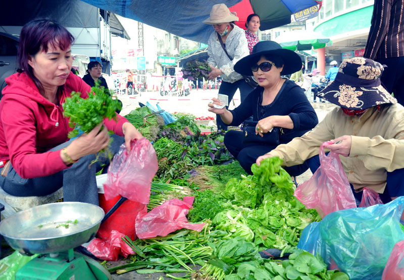 Chị Nguyễn Thị Hải bán rau cho khách.