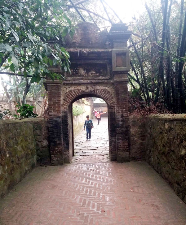 Lối vào chùa Bổ Đà như vào một ngôi làng cổ kính.