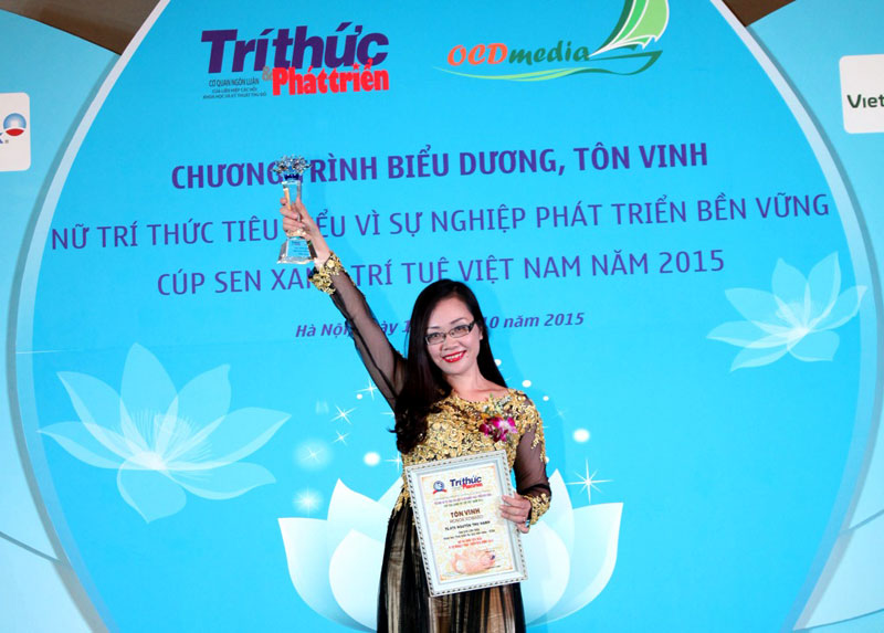 TS.KTS Nguyễn Thu Hạnh nhận giải thưởng “Cúp Sen xanh trí tuệ Việt Nam” năm 2015. (Ảnh do nhân vật cung cấp)