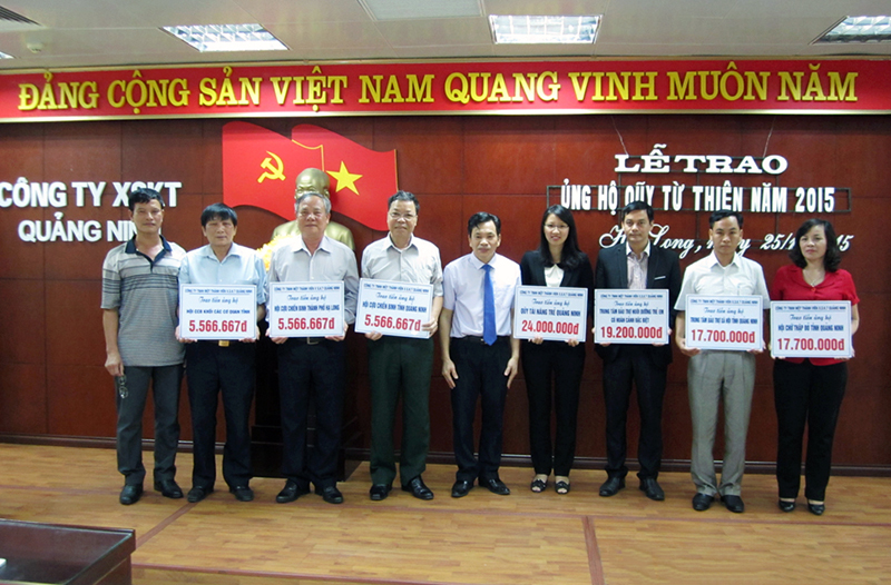 Công ty TNHH MTV Xổ số kiến thiết Quảng Ninh tổ chức lễ trao ủng hộ quỹ từ thiện năm 2015.
