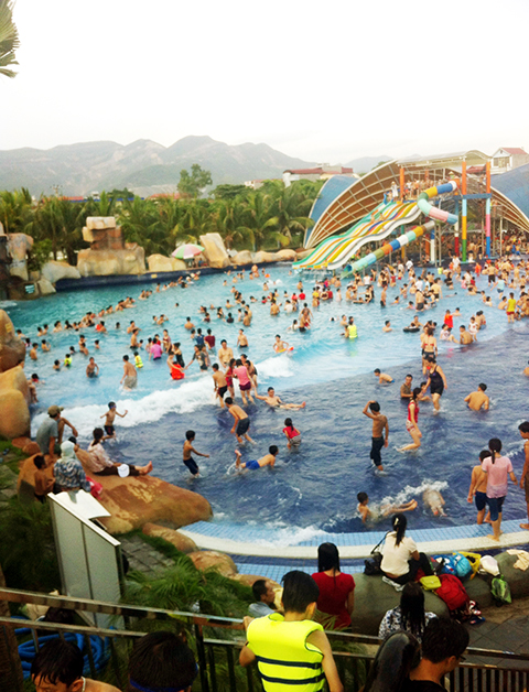 Công viên nước Hà Lan (TX Đông Triều) thu hút đông đảo người dân đến vui chơi, giải trí. Ảnh: Tư liệu