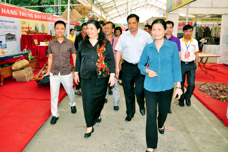 Đồng chí Tòng Thị Phóng, Uỷ viên Bộ Chính trị, Phó Chủ tịch Quốc hội tham quan Hội chợ OCOP Quảng Ninh 2015.