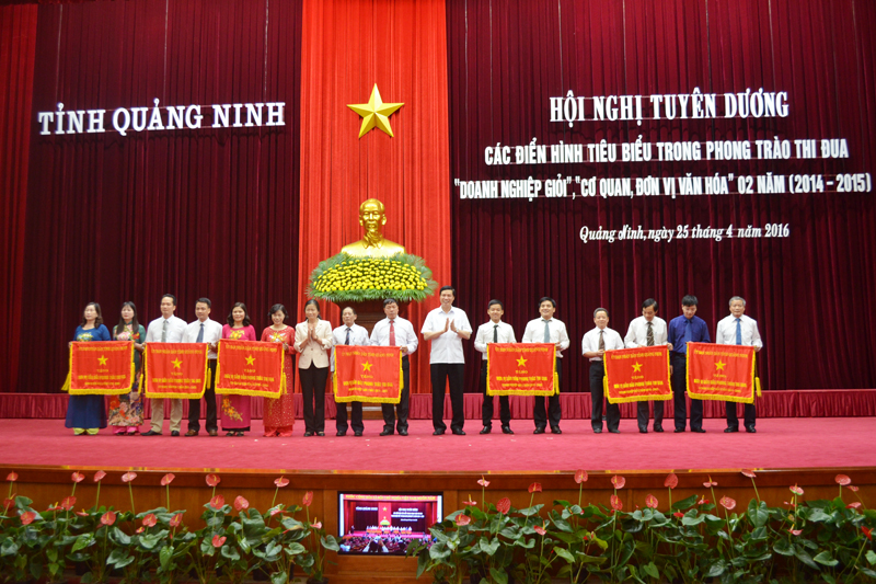 Đồng chí Nguyễn Đức Long, Phó Bí thư Tỉnh ủy, Chủ tịch UBND tỉnh trao tặng cờ thi đua cho các đơn vị, doanh nghiệp
