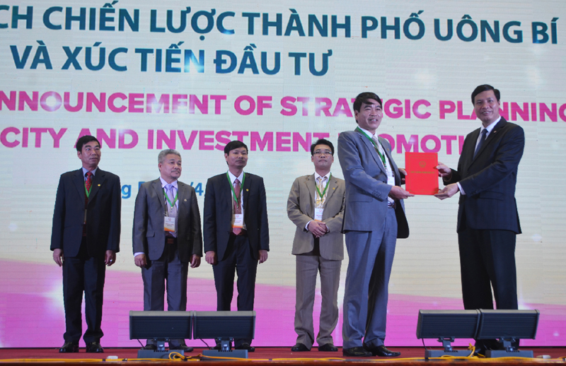 Nguyễn Đức Long, Chủ tịch UBND tỉnh trao giấy chứng nhận đầu tư cho ông Dương Văn Thơm, Tổng Giám đốc Công ty CP thông Quảng Ninh